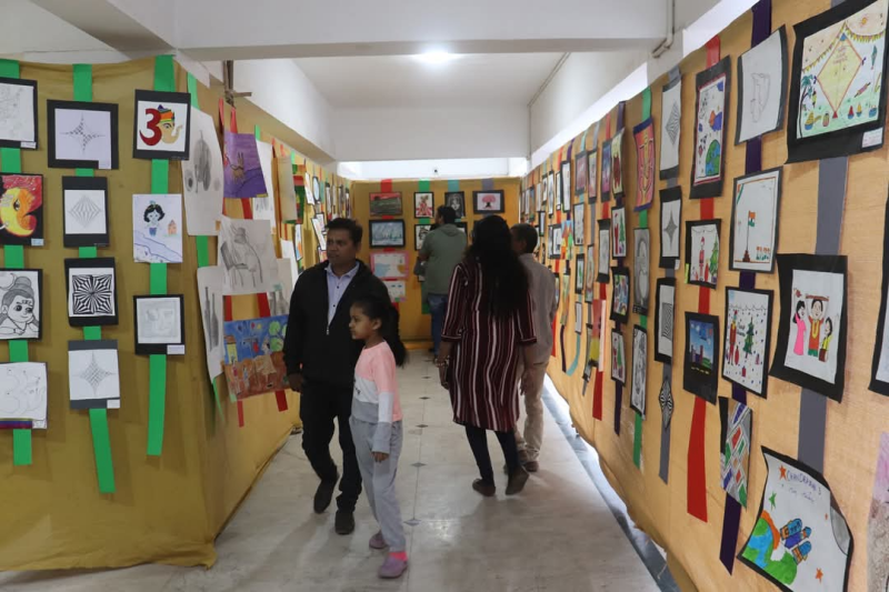 અમદાવાદ એપોલો ઇન્ટરનેશનલ સ્કૂલમાં બાળકો સાથે માતા પિતા પણ બન્યા ચિત્રકાર .સમાજને સંદેશો આપતા અદભુત ચિત્રોનું સર્જન કરતા વિદ્યાર્થીઓ 