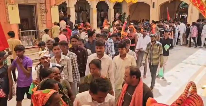 સાબરકાંઠા જીલ્લાનું અંબાજી એટલે ખેડબ્રહ્મા , આ તરફના દરેક માર્ગ પર મા અંબાના ભક્તોનો મહાસાગર ઉમટ્યો  પોલીસ પણ યાત્રાળુઓની સેવામાં સતત ખડેપગે 