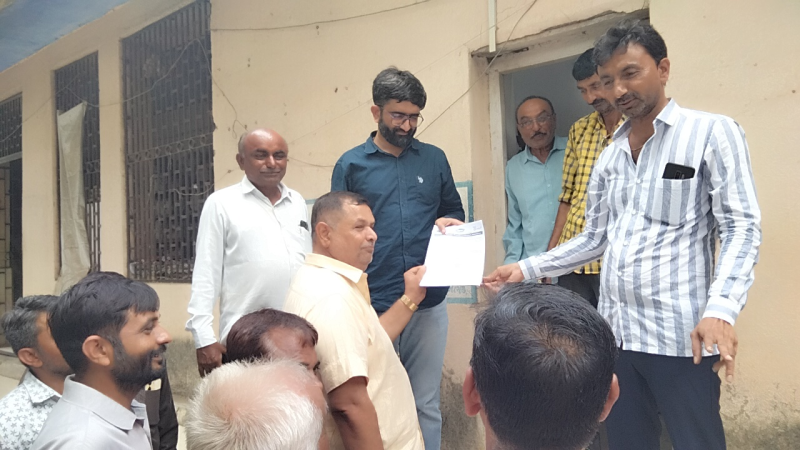 જૂનાગઢ જિલ્લાના માળીયા હાટીના તાલુકામાં મામલતદાર કચેરી ખાતે જિલ્લા પેટ્રોલિયમ એસોસિએશન દ્વારા આવેદન આપી NOC વગર ચાલતા પંપ બંધ કરવાની કરી માગ