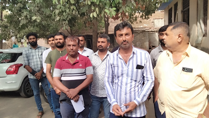 જૂનાગઢ જિલ્લાના માળીયા હાટીના તાલુકામાં મામલતદાર કચેરી ખાતે જિલ્લા પેટ્રોલિયમ એસોસિએશન દ્વારા આવેદન આપી NOC વગર ચાલતા પંપ બંધ કરવાની કરી માગ