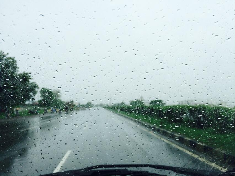 ગુજરાતમાં વરસાદનું આગમન  અમદાવાદમાં મેઘરાજાની એન્ટ્રીથી શહેરીજનોને મળી રાહત રાજ્યમાં વરસાદી માહોલ જોવા મળ્યો અમદાવાદવાસીઓને ગરમીમાંથી રાહત મળી 