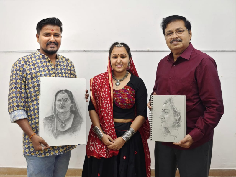 અમદાવાદમાં લાઈવ પોર્ટ્રેટ સ્ટડી ગ્રુપના કલાકારો કરી રહ્યા સતત કલા સાધના   લાઈવ પોટ્રેટ કલા પ્રવૃત્તિ કરે છે અહીં દર રવિવારે 
