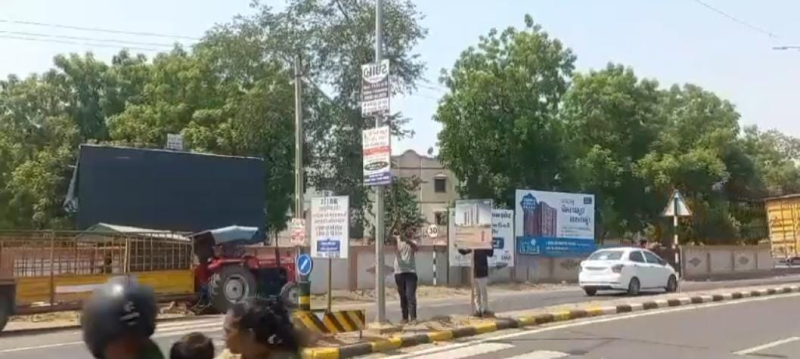 ગાંધીનગર શહેરમાં પ્રિ મોનસુન એક્ટિવિટીના ભાગરૂપે બેનરો હોર્ડિંગ હટાવવાની કામગીરી શરૂ. ગાંધીનગર મહાનગરપાલિકાની એસ્ટેટ શાખા દ્વારા કુલ 227 જોખમી અને નડતરરૂપ હોર્ડિંગ થતા ફ્લેક્સ બેનરો હટાવવામાં આવ્યા 