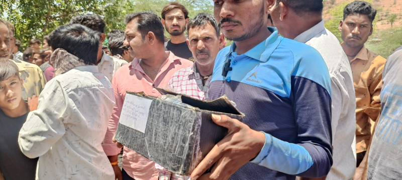 ઓનલાઈન ઇલેક્ટ્રીક સામાન મંગાવતા સાવધાન સાબરકાંઠાના વડાલીમાં ઓનલાઈન મંગાવેલ ઈલેક્ટ્રોનિક સામાનનું પાર્સલ પરિવારના ઘરે પહોંચતા સભ્યો દ્વારા પાર્સલ ખોલતાની સાથે જ થયો બ્લાસ્ટ