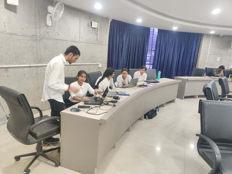 ગુજરાત ટેકનોલોજીકલ યુનિવર્સિટીનો ટેક-ગુરુ એવોર્ડ એનાયત ત્રણ જુદા જુદા વિભાગનાં પ્રોફેસરની આ પ્રતિષ્ઠિત એવોર્ડ માટે પસંદગી કરવામાં આવી હતી.