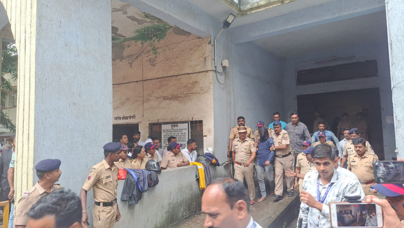 बदलापुर :अक्षय शिंदे की पुलिस की जवाबी गोलीबारी में मौत । अब आरोपी की मौत पर विपक्ष ने सवाल उठाए 12 अगस्त को दोनों बच्चियों के साथ कथित तौर पर यौन उत्पीड़न किया गया था।