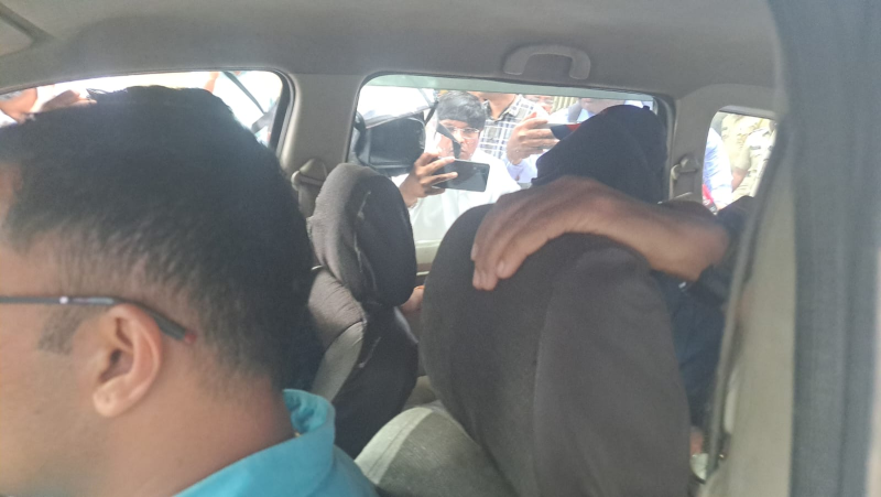 बदलापुर :अक्षय शिंदे की पुलिस की जवाबी गोलीबारी में मौत । अब आरोपी की मौत पर विपक्ष ने सवाल उठाए 12 अगस्त को दोनों बच्चियों के साथ कथित तौर पर यौन उत्पीड़न किया गया था।