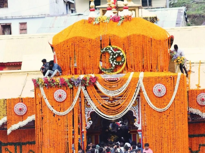 કપાટ ખોલતાની સાથે જ બદ્રીનાથ ધામની અંદરનો નજારો દેખાયો તે દેશ માટે ખૂબ જ શુભ સંકેત આપી રહ્યો છે.બદ્રીનાથ મંદિરના દરવાજા પણ ખુલી ગયા છે. ત્યારે અહીં મોટી સંખ્યામાં શ્રદ્ધાળુઓ બદ્રીનાથ ધામ પહોંચ્યા હતા