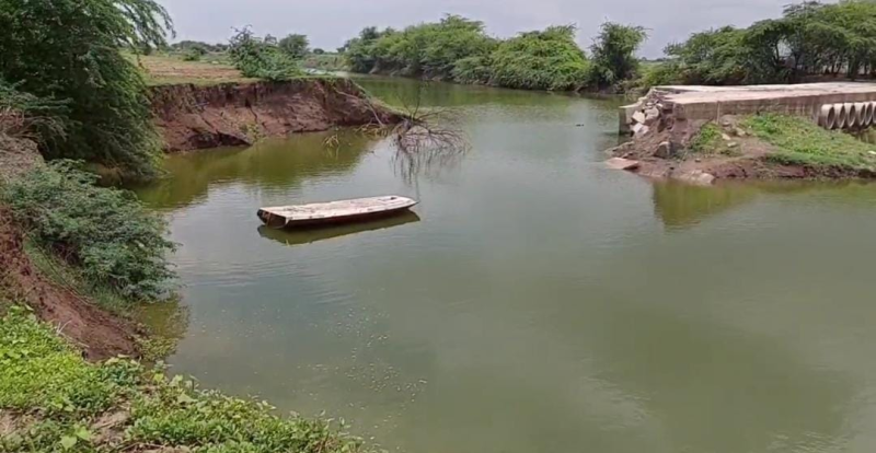 ભાવનગર જિલ્લાના ભાણગઢ ગામે તૂટી ગયેલા કોઝવેના કારણે ભારે હાલાકી.કરોડો રૂપિયાના ખર્ચે બનાવવામાં આવેલો કોઝવે દરવર્ષે વહી જાય છે પાણીમાં 