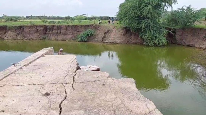 ભાવનગર જિલ્લાના ભાણગઢ ગામે તૂટી ગયેલા કોઝવેના કારણે ભારે હાલાકી.કરોડો રૂપિયાના ખર્ચે બનાવવામાં આવેલો કોઝવે દરવર્ષે વહી જાય છે પાણીમાં 