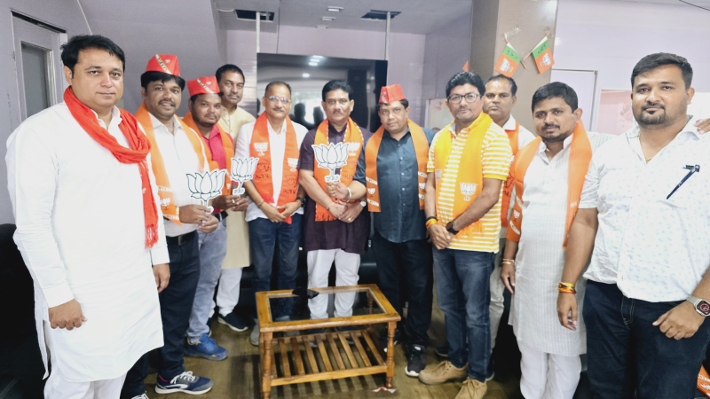 લોકસભા ચૂંટણી સમયે આમઆદમી પાર્ટીમાં ભંગાણ  વલસાડ જિલ્લામાં આમ આદમી પાર્ટીના હોદેદારો નો પાર્ટીને અલવિદા કહેવાનો સિલસિલો યથાવત અનેક આગેવાનોએ કેસરિયો ધારણ કરી ભારતીય જનતા પાર્ટીમાં જોડાયા