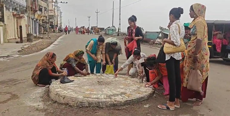 પોરબંદરમાં રાજાશાહીના સમયથી  જન્માષ્ટમીના દિવસે સવારે કોટની મુલાકાત લેવાની પરંપરા રહી છે, જેનું આ વર્ષે પણ શહેરના નાગરિકોએ પાલન કર્યું 