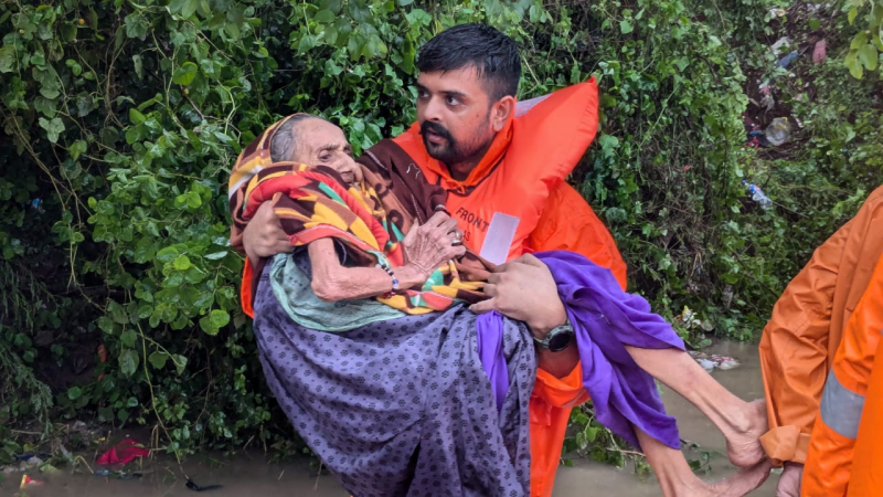 ગુજરાતના મોટાભાગના જિલ્લામાં વરસાદના વિરામ બાદ રીસ્ટોરેશન કામગીરી સાથે સફાઈ અભિયાન અને આરોગ્યલક્ષી કામગીરીને અપાયું પ્રાધાન્ય