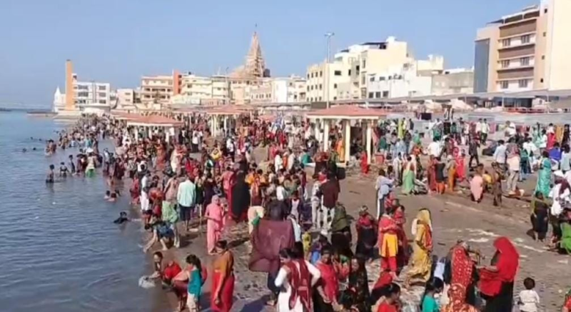 બુદ્ધપૂર્ણિમા અને ગુરુપૂર્ણિમાનો સંયોગ મોટી સંખ્યામાં ભક્તો ભગવાન દ્વારકાધીશના દર્શન કરવા તેમજ ગોમતી સ્નાન કરવા દ્વારકા ખાતે પહોંચ્યા
