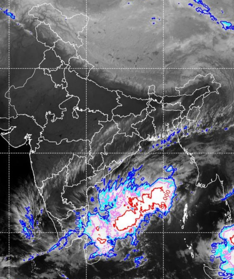 બંગાળની ખાડીમાં બનેલું ડીપ પ્રેશર એરિયા ટૂંક સમયમાં વાવાઝોડામાં ફેરવાઈ જશે. જેના કારણે દક્ષિણ ભારતના ઘણા રાજ્યોમાં ભારે વરસાદ પડી શકે
