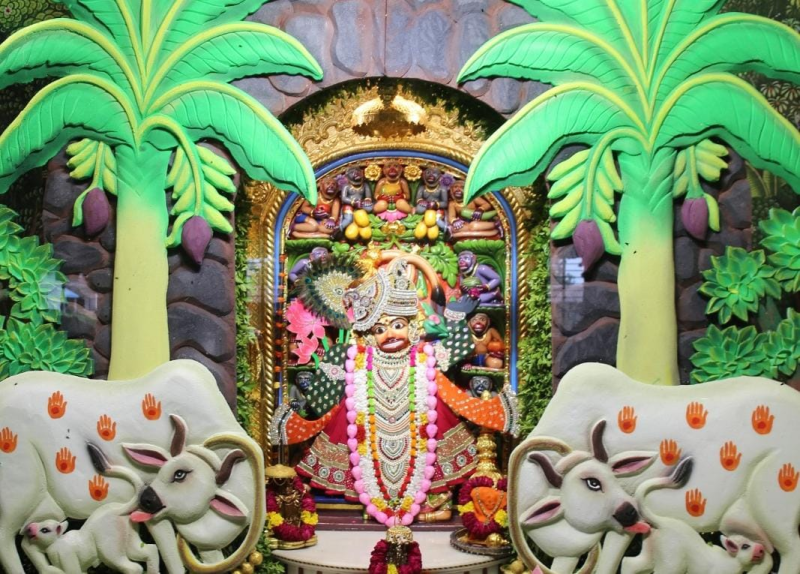 શ્રાવણના પહેલાં મંગળવારે સાળંગપુરના કષ્ટભંજન દેવ હનુમાનજીને શ્રીનાથજીની થીમવાળા વાઘા અને સિંહાસનનો શણગાર મોટી સંખ્યામાં ભક્તોએ દાદાના વિશેષ દર્શનનો લ્હાવો લીધો