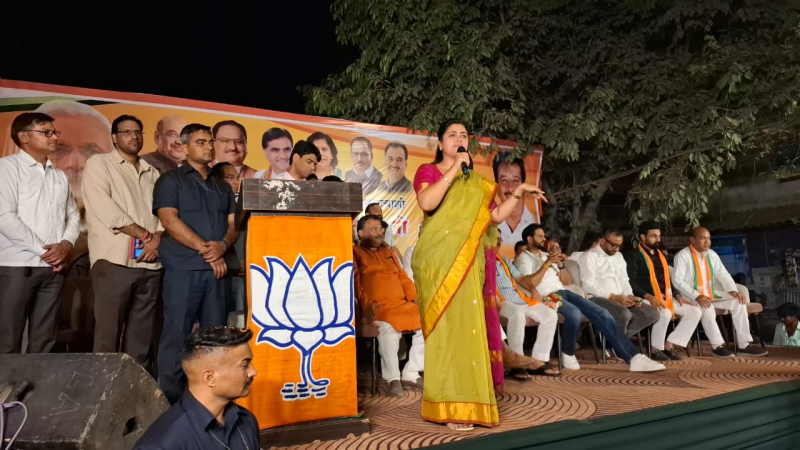 दिल्ली में इस सप्ताह मतदान है। चुनाव प्रचार का अंतिम दौर है। इस नाते सभी दलों ने प्रचार के लिए पूरी ताकत लगा दी प्रचार करने के लिए अमरावती से सांसद नवनीत राणा पहुंचीं। 