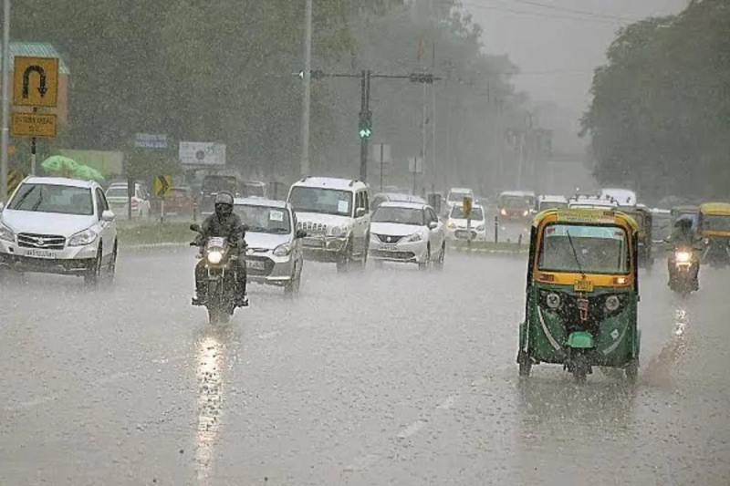दिल्ली-एनसीआर में शुक्रवार शाम को तेज आंधी और बारिश देखी गई। धूल भरी आंधी चलने से लोगों को काफी तकलीफों का सामना करना पड़ा। खासतौर पर पैदल व दो पहिया चालकों को इससे काफी परेशानी हुई।