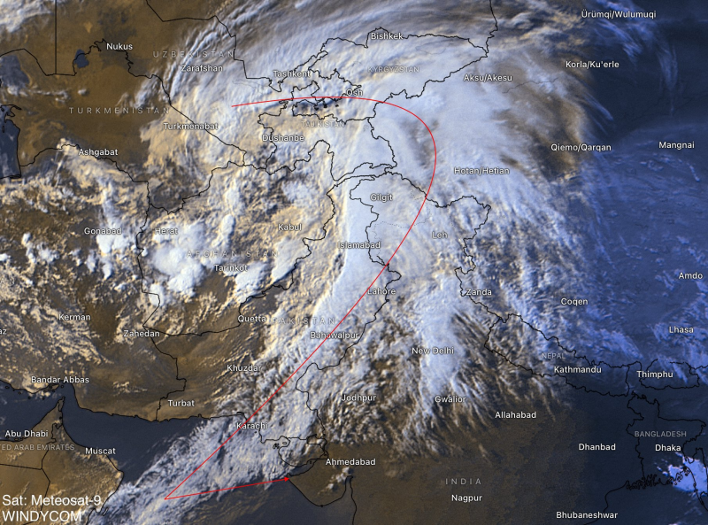 दिल्ली-एनसीआर में शुक्रवार शाम को तेज आंधी और बारिश देखी गई। धूल भरी आंधी चलने से लोगों को काफी तकलीफों का सामना करना पड़ा। खासतौर पर पैदल व दो पहिया चालकों को इससे काफी परेशानी हुई।
