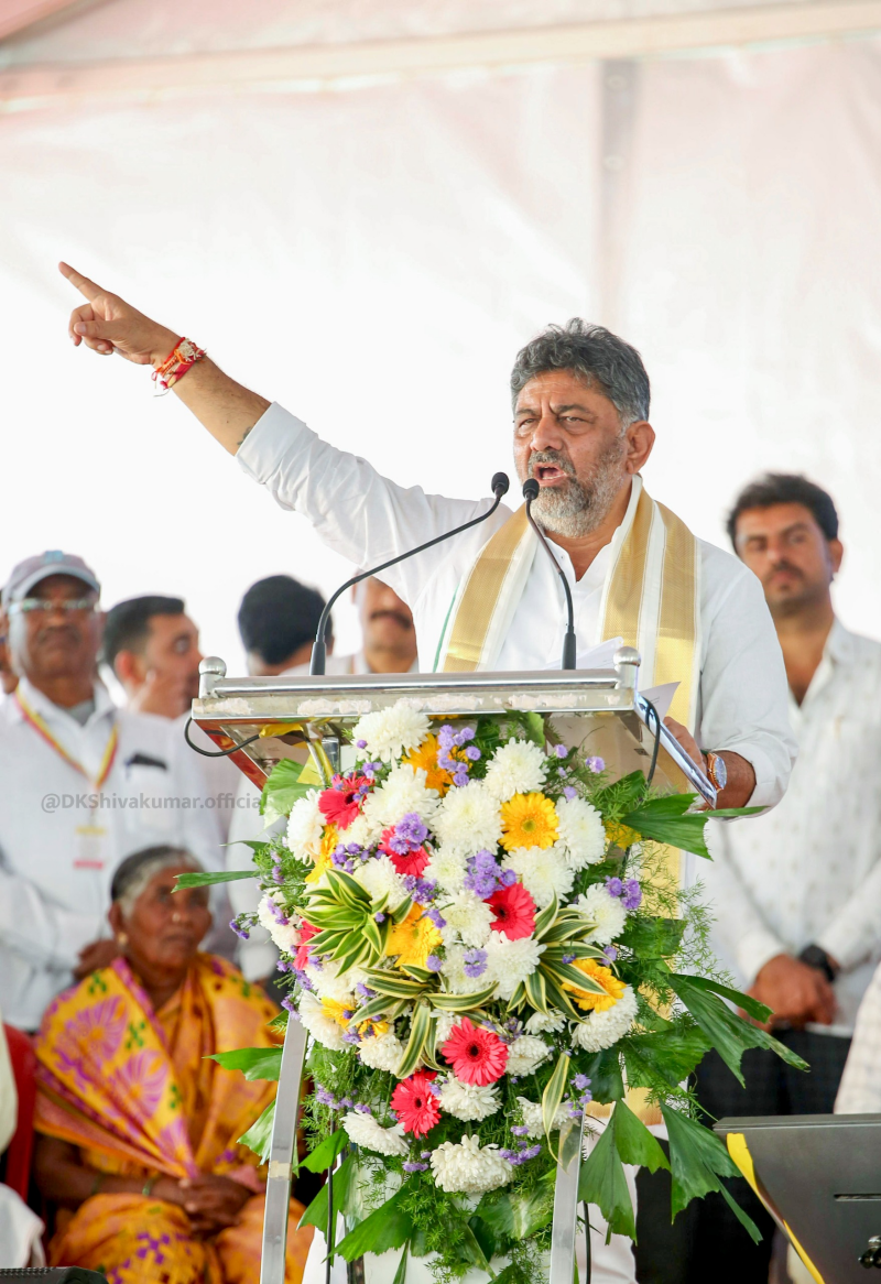 કર્ણાટકની કોંગ્રેસ સરકારમાં નવા મુખ્યમંત્રીને લઈને ચર્ચાઓ તેજ મુખ્યમંત્રી પદની હોડમાં નાયબ મુખ્યમંત્રી ડી.કે શિવકુમાર સૌથી પ્રબળ દાવેદાર