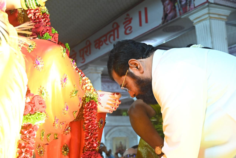 સાચા જનસેવક: પ્રોટોકોલ બાજુ પર મૂકીને સામાન્ય માણસની ચિંતા કરતા ઉપમુખ્યમંત્રી એકનાથ શિંદે ,  ભવ્યતા વચ્ચે ભક્તિ અને માનવતાનો સંગમ