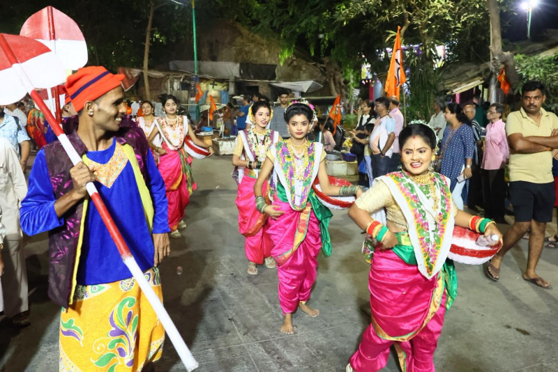 સાચા જનસેવક: પ્રોટોકોલ બાજુ પર મૂકીને સામાન્ય માણસની ચિંતા કરતા ઉપમુખ્યમંત્રી એકનાથ શિંદે ,  ભવ્યતા વચ્ચે ભક્તિ અને માનવતાનો સંગમ