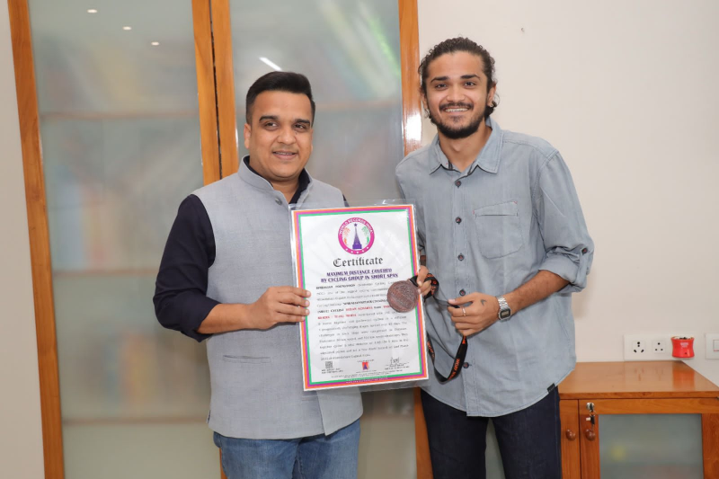 અમદાવાદી યુવાને થારના રણમાં પાણી બતાવ્યું ! લાંબા અંતર માટે   અનુભવી દોડવીરો  માટે પણ પડકાર  જનક છે . આ પડકાર અમદાવાદના ધ્યાન  આચાર્યે ઝીલ્યો અને વિજેતા થયા