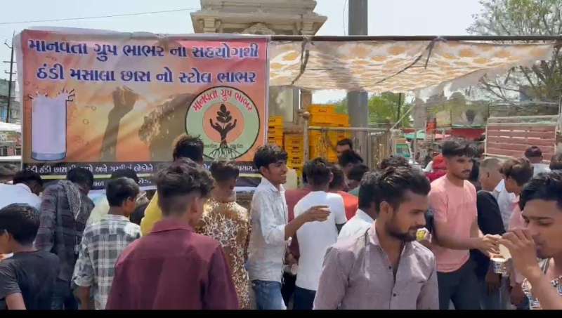 બનાસકાંઠા જિલ્લાના ભાભરમાં કાળઝાળ ગરમીમાં છાશનું વિતરણ. માનવતા ગ્રુપ ભાભર દ્વારા હાઇવે પરથી પસાર થતા રાહદારીઓ અને વાહનચાલકોને મફત છાસ વિતરણ કરાઈ