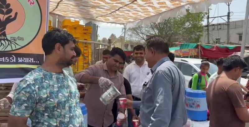 બનાસકાંઠા જિલ્લાના ભાભરમાં કાળઝાળ ગરમીમાં છાશનું વિતરણ. માનવતા ગ્રુપ ભાભર દ્વારા હાઇવે પરથી પસાર થતા રાહદારીઓ અને વાહનચાલકોને મફત છાસ વિતરણ કરાઈ