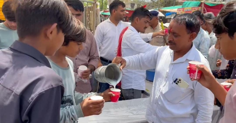 બનાસકાંઠા જિલ્લાના ભાભરમાં કાળઝાળ ગરમીમાં છાશનું વિતરણ. માનવતા ગ્રુપ ભાભર દ્વારા હાઇવે પરથી પસાર થતા રાહદારીઓ અને વાહનચાલકોને મફત છાસ વિતરણ કરાઈ
