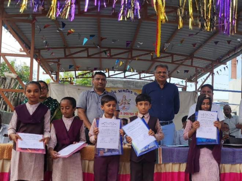 જિલ્લા કલેક્ટર દિગ્વિજયસિંહ જાડેજાએ વેરાવળ કન્યાશાળા અને ડારીની પ્રાથમિક શાળામાં ભૂલકાઓને શૈક્ષણિક કિટ આપી પા..પા...પગલી કરાવી 