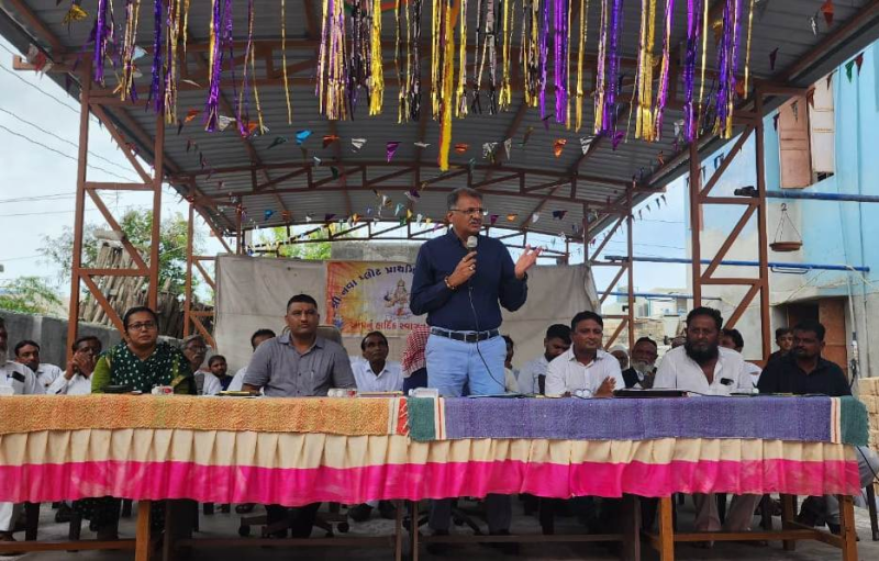 જિલ્લા કલેક્ટર દિગ્વિજયસિંહ જાડેજાએ વેરાવળ કન્યાશાળા અને ડારીની પ્રાથમિક શાળામાં ભૂલકાઓને શૈક્ષણિક કિટ આપી પા..પા...પગલી કરાવી 