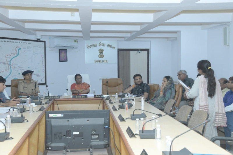 અમદાવાદ ખાતે જિલ્લા સંકલન અને ફરિયાદ નિવારણ સમિતિની બેઠક કલેક્ટર સુશ્રી પ્રવીણા ડી. કે.ના અધ્યક્ષસ્થાને યોજાઈ જિલ્લા પંચાયતના પ્રમુખ અને ધારાસભ્યઓએ પોતાના વિસ્તારના પ્રશ્નો રજૂ કર્યા