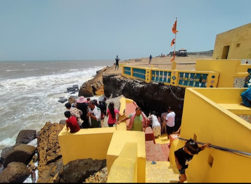 એક એવું શિવલિંગ જ્યાં સમુદ્રદેવ સ્વયં કરે છે જળાભિષેક કરો શ્રાવણમાં ગંગેશ્વર મહાદેવના દર્શન આ શિવાલયની સ્થાપના પાંડવોએ કરી હતી 