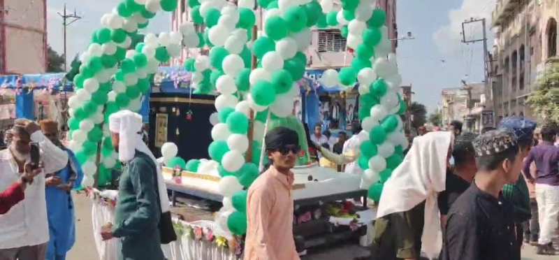હિમતનગરમાં ઈદ એ મિલાદના પર્વની ઉત્સાહભેર ઉજવણી કરવામાં આવી હતી.જેમાં મોટી સંખ્યામાં મુસ્લિમ બિરાદરો જોડાયા હતા ઇસ્લામનું સૌથી પવિત્ર પુસ્તક કુરાન પણ આ દિવસે વાંચવામાં આવે છે.