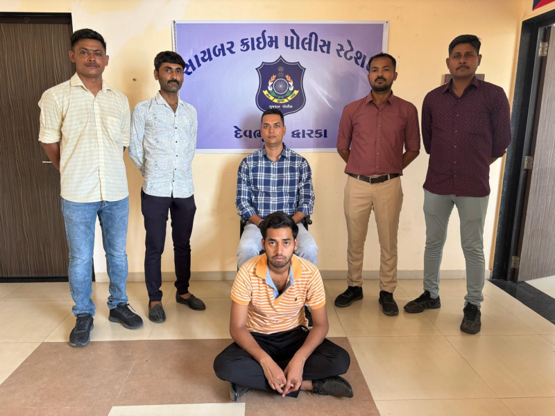 દ્વારકાની હોટલ રિસોર્ટની ફેક વેબસાઈટ  બનાવનાર ઝડપાયો   દ્વારકા સાયબર ક્રાઇમને મળી સફળતા   છેતરપિંડી આચરતા મુખ્ય સુત્રધાર દિલ્હીથી ઝડપાયો 