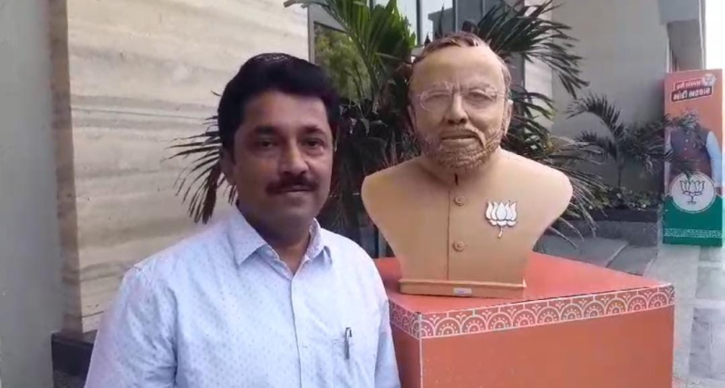 નરેન્દ્ર મોદીનાં ચાહક આર્ટિસ્ટ ધર્મેન્દ્ર પંડ્યાએ પૂઠામાંથી બનાવ્યું નરેન્દ્ર મોદીનું સ્ટેચ્યુ લોકસભા ચૂંટણી સમયે સ્ટેચ્યુ બન્યું  આકર્ષણ 