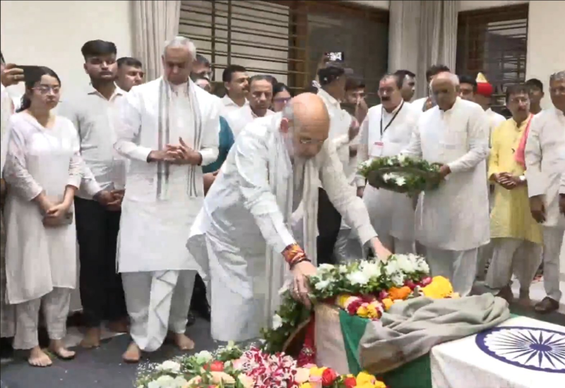 પૂર્વ CM વિજય રૂપાણીના પાર્થિવદેહને પુષ્પાંજલિ અર્પણ કરવા હજારોની મેદની ઉમટી, 'અમર રહો ના'નારા લાગ્યા અંતિમ સંસ્કાર રાજકોટ ખાતે કરવામાં આવ્યા . 