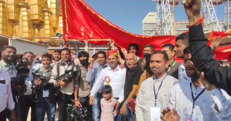 જિલ્લા માહિતી કચેરી પાલનપુર દ્વારા સૌ પ્રથમવાર મા અંબાના મંદિરે ધજા ચડાવવામાં આવી હતી. જેમાં અમદાવાદથી આવેલ પત્રકારો પણ જોડાયા 