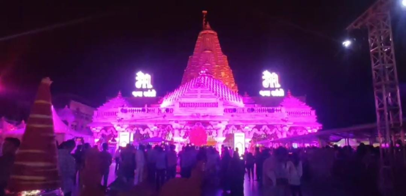 જિલ્લા માહિતી કચેરી પાલનપુર દ્વારા સૌ પ્રથમવાર મા અંબાના મંદિરે ધજા ચડાવવામાં આવી હતી. જેમાં અમદાવાદથી આવેલ પત્રકારો પણ જોડાયા
