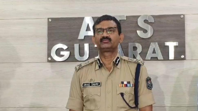 અમદાવાદ એરપોર્ટ પરથી ચાર ISISના આતંકી ઝડપાયા ગુજરાતમાં સીરિયલ બ્લાસ્ટ કરવાનો ખુલાસો. DGP વિકાસ સહાયે કહ્યું- આતંકવાદીઓ મૂળ શ્રીલંકન 