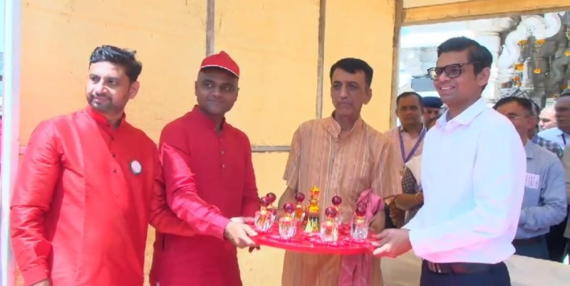 જય ભોલે ગ્રુપ અમદાવાદ દ્વારા આઠ પ્રકારના દ્રવ્યોથી નિર્મિત ગંધાષ્ટકમ અને શ્રી યંત્રની સ્તુતિનું અર્પણ શ્રી વિદ્યામાં જણાવ્યા અનુસાર આધશકિતને અષ્ટગંધનું અત્તર અતિ પ્રિય