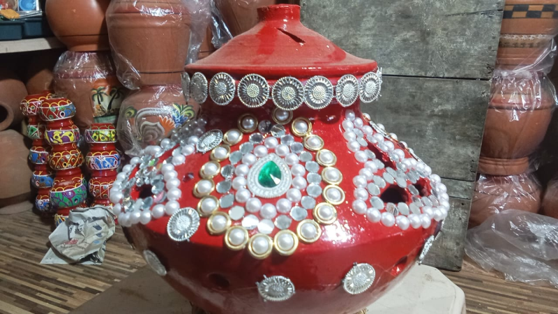 નવરાત્રીમાં જામનગર શહેરમાં રોયલ ટચ વાળા ગરબા આકર્ષણનું કેન્દ્ર બન્યા જામનગરની બજારમાં આ વર્ષે ટમેટી, કલકત્તી, સહિતના ઘાટ વાળા ગરબા જોવા મળશે.