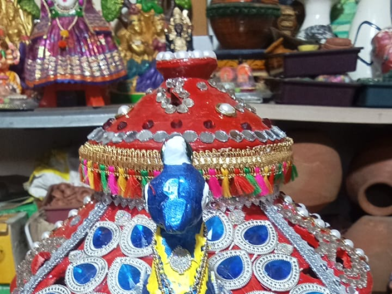 નવરાત્રીમાં જામનગર શહેરમાં રોયલ ટચ વાળા ગરબા આકર્ષણનું કેન્દ્ર બન્યા જામનગરની બજારમાં આ વર્ષે ટમેટી, કલકત્તી, સહિતના ઘાટ વાળા ગરબા જોવા મળશે.