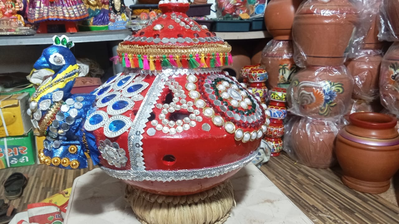 નવરાત્રીમાં જામનગર શહેરમાં રોયલ ટચ વાળા ગરબા આકર્ષણનું કેન્દ્ર બન્યા જામનગરની બજારમાં આ વર્ષે ટમેટી, કલકત્તી, સહિતના ઘાટ વાળા ગરબા જોવા મળશે.