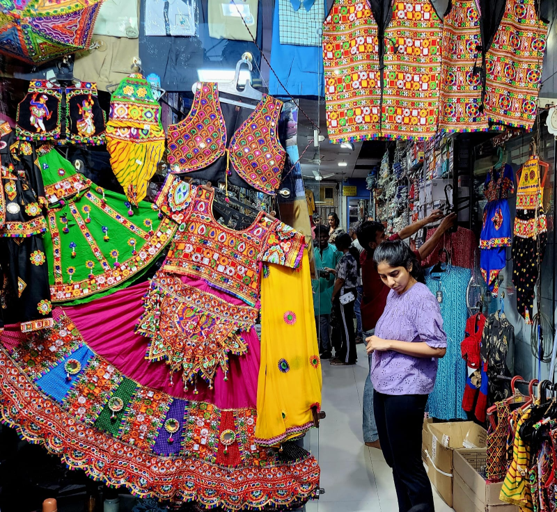 નવરાત્રીમાં જામનગર શહેરમાં રોયલ ટચ વાળા ગરબા આકર્ષણનું કેન્દ્ર બન્યા જામનગરની બજારમાં આ વર્ષે ટમેટી, કલકત્તી, સહિતના ઘાટ વાળા ગરબા જોવા મળશે.