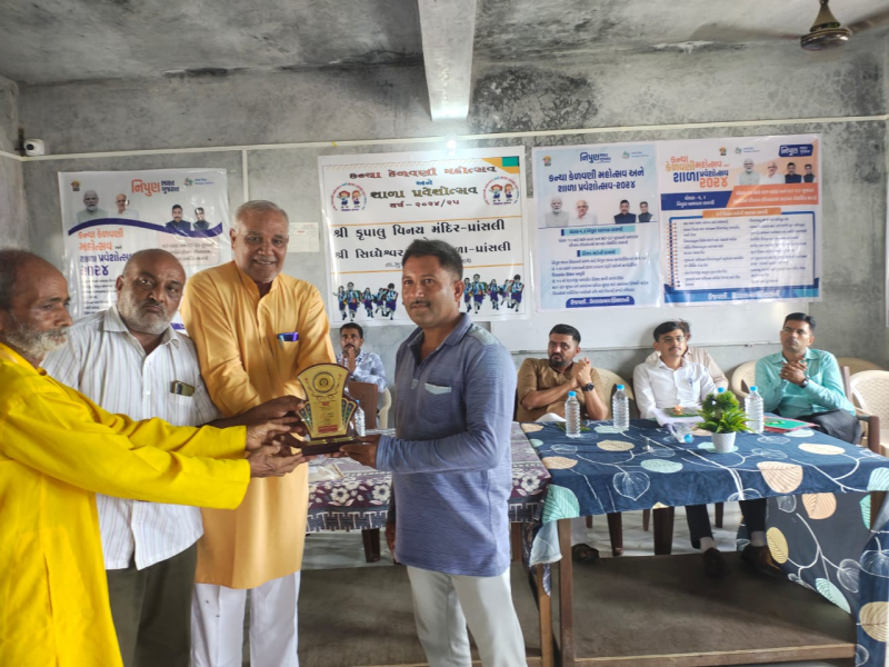 અખિલ વિશ્વ ગાયત્રી પરિવાર શાંતિકુંજ હરિદ્વાર દ્વારા લેવાતી ભારતીય સંસ્કૃત જ્ઞાન પરીક્ષામાં ગીર સોમનાથ જિલ્લો અગ્રેસર. વિદ્યાર્થીઓને પુરસ્કાર આપવામાં આવ્યા
