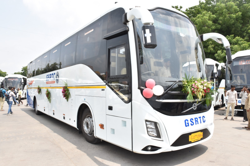 અમદાવાદમાં એસ.ટી બસ ડેપો ખાતે દિવાળી પર્વની ઉજવણી કરવા માદરે વતન જતા મુસાફરોમાં માટે વધુ બસ સુવિધા ઉપલબ્ધ કરવામાં આવી   મુસાફરોનો ભારે ઘસારો જોવા મળી રહ્યો છે 