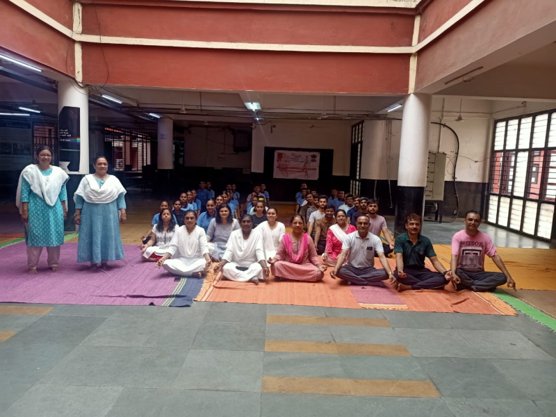 ગુજરાત કોમર્સ કોલેજ, અમદાવાદઆંતરરાષ્ટ્રીય યોગ દિવસ ઉજવણી કરવામાં આવી દર વર્ષે 21 જૂને વિશ્વ યોગ દિવસ ઉજવવામાં આવે છે.સમગ્ર કાર્યક્રમ નું આયોજન ઇન્ચાર્જ પ્રિ ડૉ. શીલાબેન ભાદાણીના માર્ગદર્શન હેઠળ કરવામાં આવ્યું