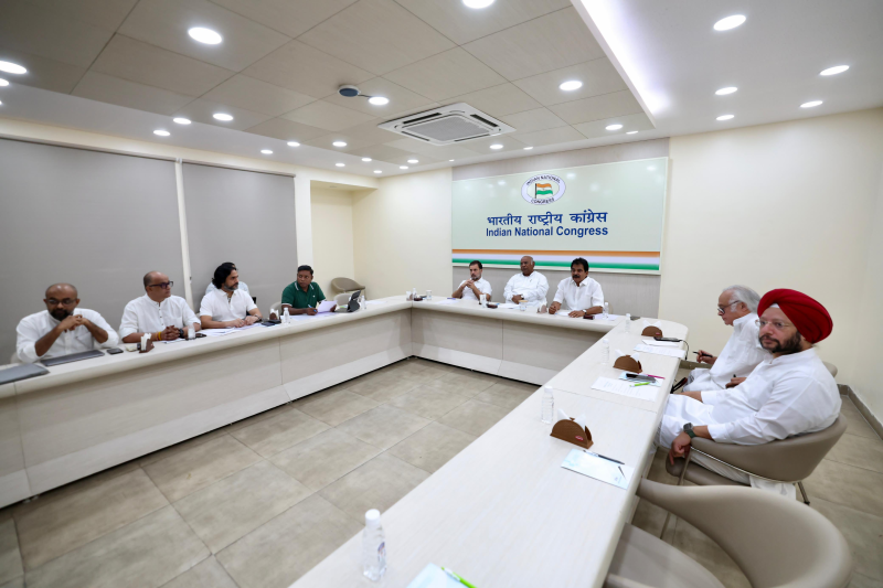 ગુજરાત કોંગ્રેસના નેતાઓને વિશ્વાસ છે કે, ચાર બેઠકો પર જીત હાંસલ કરશે. ભાજપનો દાવો છે કે, ત્રીજી વાર ભાજ૫ 26 માંથી 26 બેઠકો જીતીને ક્લિન સ્વિપ કરશે.